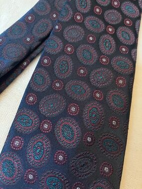 Vintage The Men’s Store Paisley Medallion Neck Tie 3” x 56”